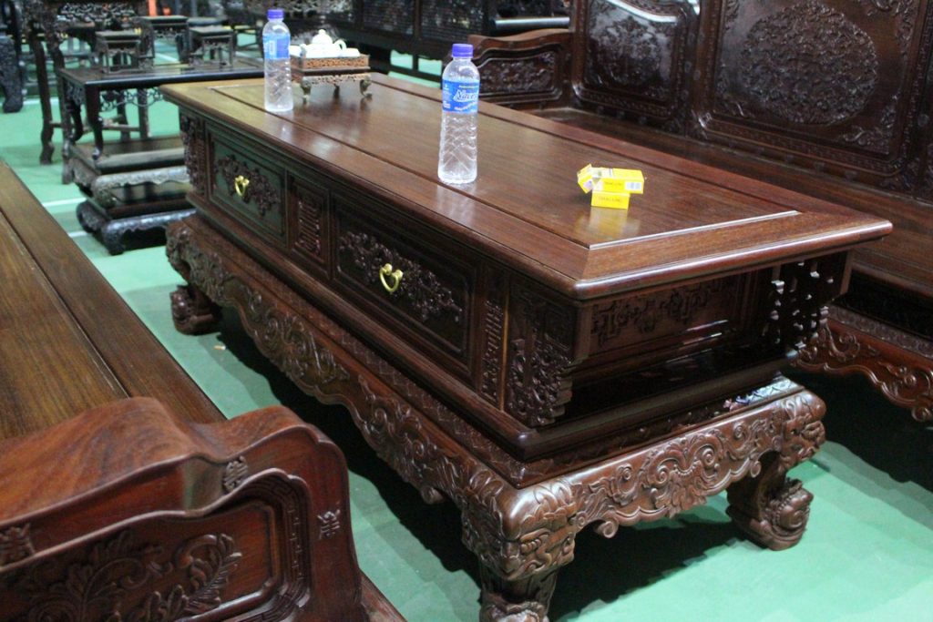 Trường kỷ gỗ hương (Ảnh: Dotinh.com)