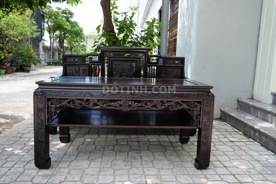 Phần liễu của bàn trường kỷ được chạm khắc hình ảnh con dơi và sợi dây như ý, nét đục khôn, mượt mà, đầy sức sống - Ảnh: Dotinh.com