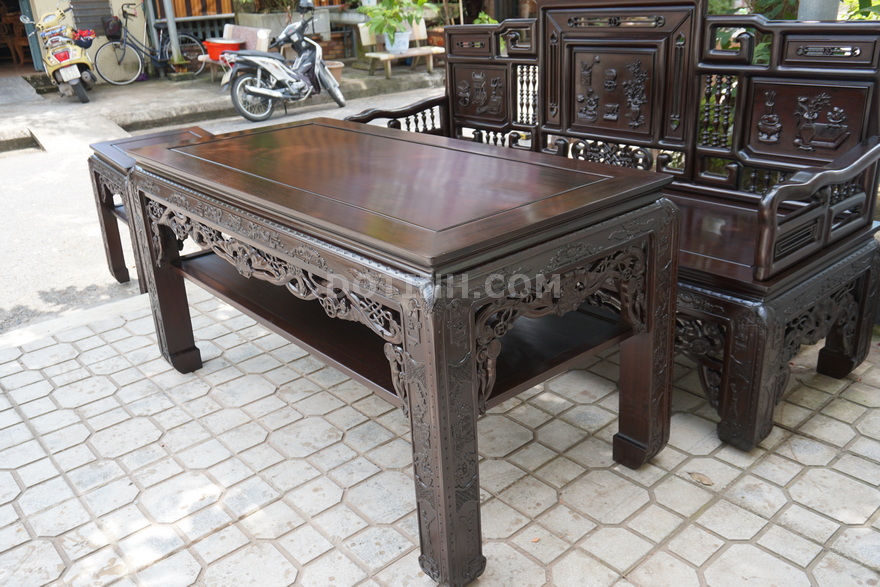 Đánh vecni trần giúp bộ ghế nhìn khôn, mịn màng và làm nổi bật những đường vân gỗ lạ mắt - Ảnh: Dotinh.com