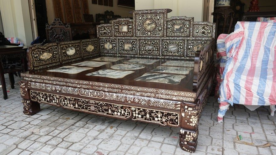 Băn khoăn khi tìm mua sập gỗ chất lượng (Ảnh: Dotinh.com)