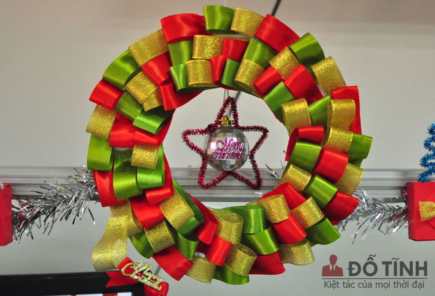 y tuong trang tri noel cho van phong 25