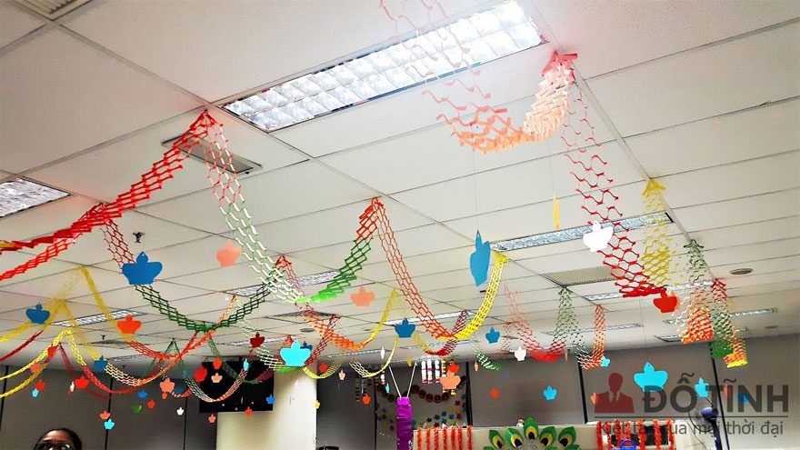 y tuong trang tri noel cho van phong 36