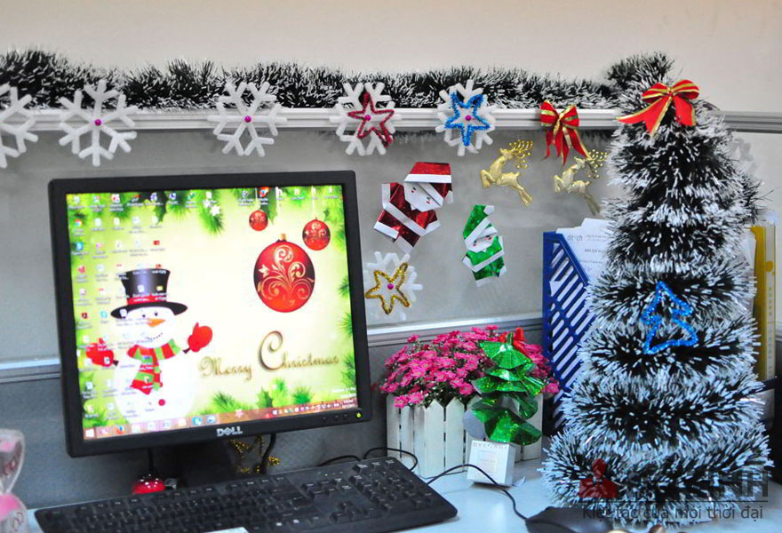 y tuong trang tri noel cho van phong 42