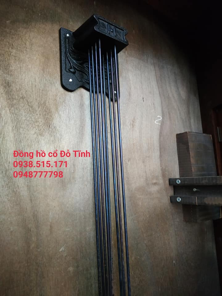 DH14: Đồng hồ cây máy tạ gỗ gụ dát vàng Bộ 8 gông tạo nên tiếng chuông trầm, ấm, ngân vang (Ảnh: Dotinh.com)