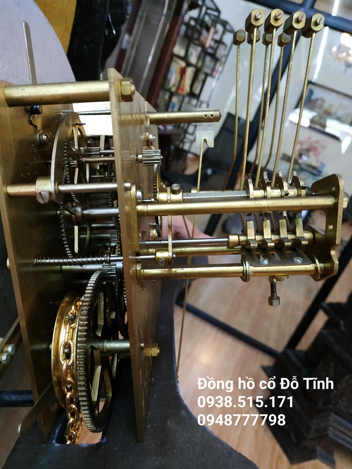 DH14: Đồng hồ cây máy tạ gỗ gụ dát vàng Bộ máy với vách đồng dày dặn và cứng cáp (Ảnh: Dotinh.com)