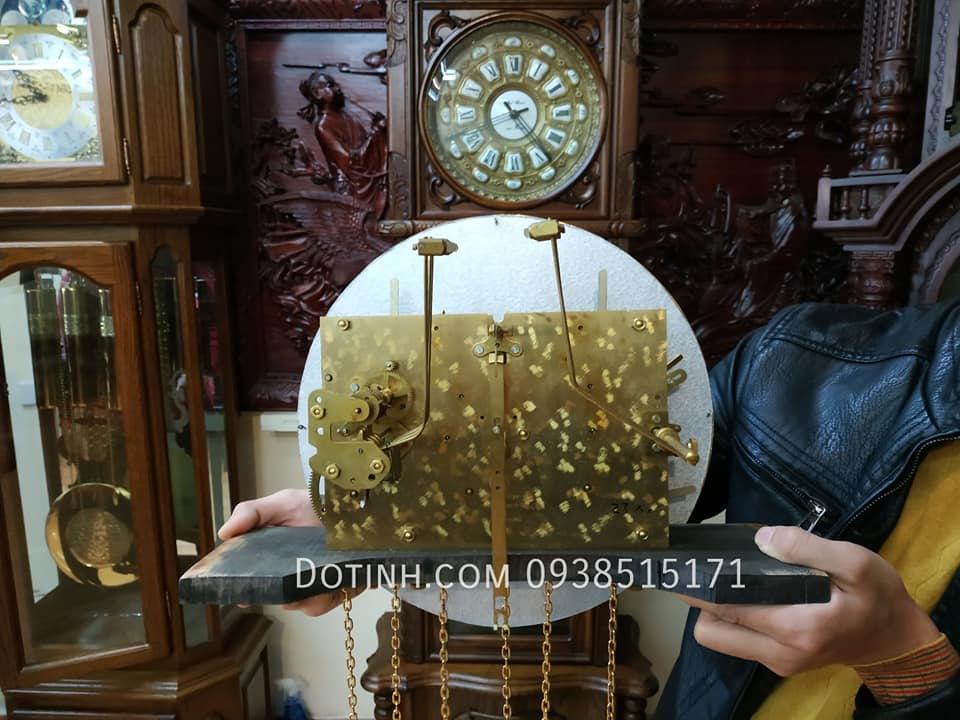 DH14: Đồng hồ cây máy tạ gỗ gụ dát vàng Bộ máy 23 x 15 cực khủng (Ảnh: Dotinh.com)