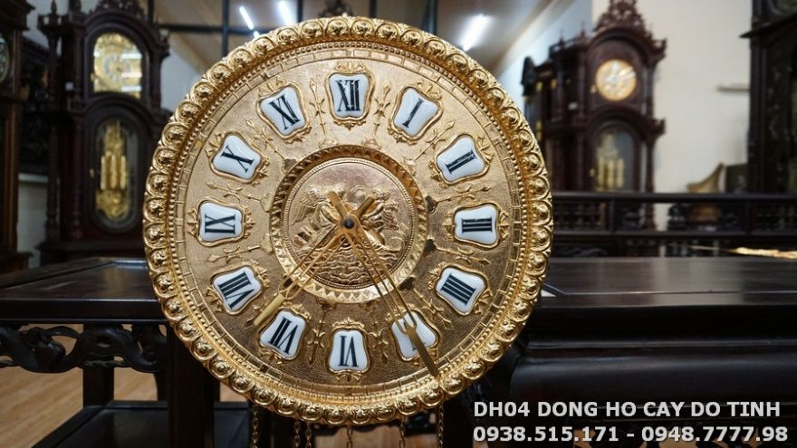 Mặt đồng hồ dát vàng sáng loáng (Ảnh: Dotinh.com)