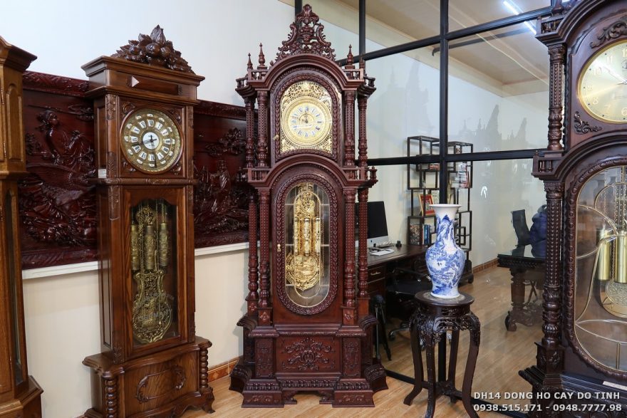 DH14: Đồng hồ cây máy tạ gỗ gụ dát vàng DH14: Đồng hồ cây máy tạ gỗ gụ dát vàng (Ảnh: Dotinh.com)