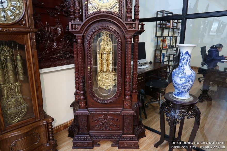 DH14: Đồng hồ cây máy tạ gỗ gụ dát vàng Phần tủ đồng hồ được làm từ chất liệu gỗ gụ ta cao cấp (Ảnh: Dotinh.com)