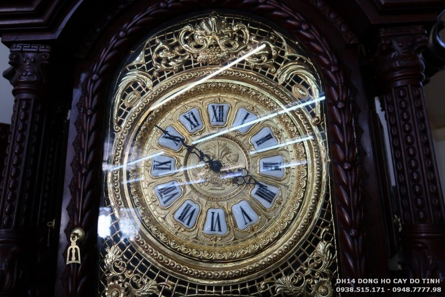 DH14: Đồng hồ cây máy tạ gỗ gụ dát vàng Mặt diện với những chi tiết đục chạm tỷ mỉ, cũng được dát vàng 24k cực kỳ đẳng cấp (Ảnh: Dotinh.com)