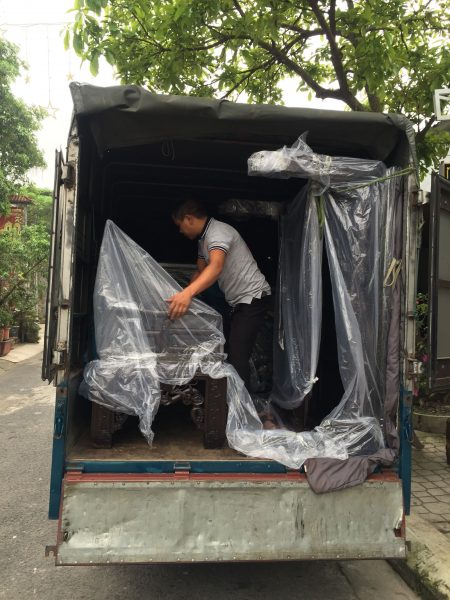 Đóng gói hàng để vận chuyển đến nhà khách hàng (Ảnh: Dotinh.com)