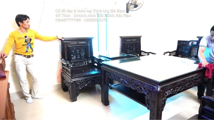 Mặt bàn được ốp kính lên để bảo vệ sự trầy xước, bong tróc cũng như tạo được độ sáng cho không gian sống (Ảnh: Internet)