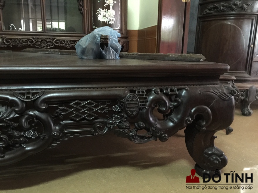 Những hoa văn chữ phúc, con dơi, hoa mai đều đục chạm sinh động, nét không tì vết (Ảnh: Dotinh.com)