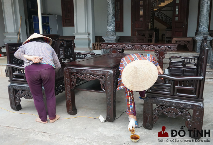 Bàn giao bộ trường kỷ cổ đồ đại cho khách hàng tại Hải Dương (Ảnh: Dotinh.com)