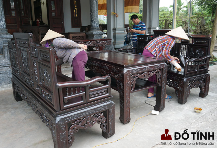 Người thợ đang đánh vecni truyền thống để tôn lên vẻ đẹp tự nhiên, căng mịn, trượng phu của bộ cổ đồ đại - Ảnh: Dotinh.com