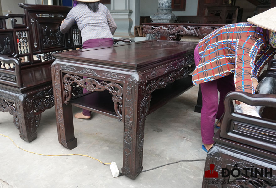 Bộ trường kỷ cổ đồ đại đang hoàn thành công đoạn đánh vecni (Ảnh: Dotinh.com)
