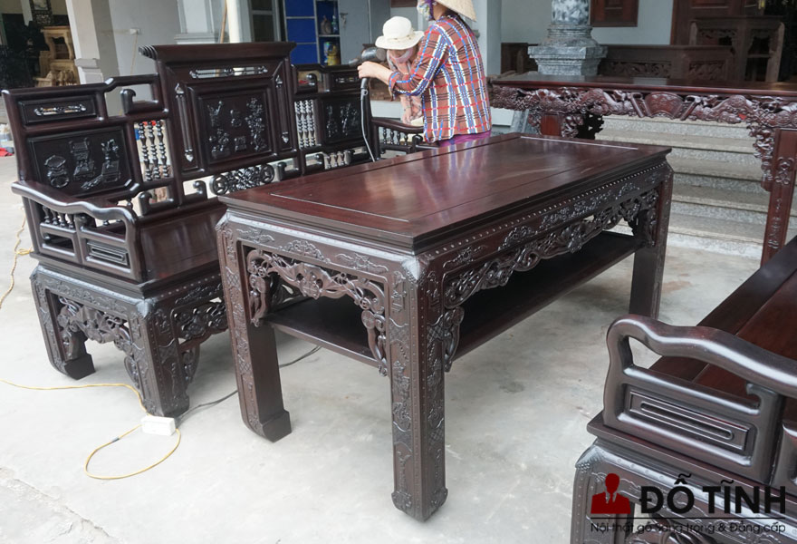 Trường kỷ cổ đồ đại được làm bằng gỗ gụ cao cấp (Ảnh: Dotinh.com)