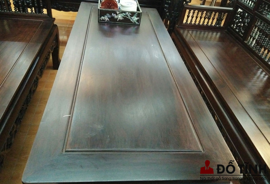 Màu gỗ của bộ bàn ghế trường kỷ khá tự nhiên, làm nổi ten gỗ nhìn khá bắt mắt (Ảnh: Dotinh.com)