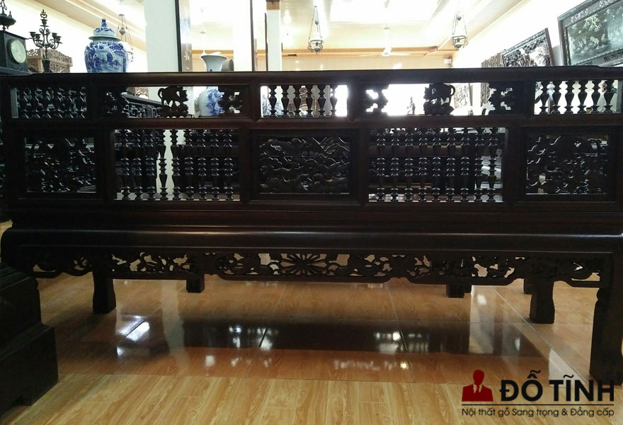 Mặt sau của bộ bàn ghế song tiện cũng tì nhẵn, bóng mượt (Ảnh: Dotinh.com)