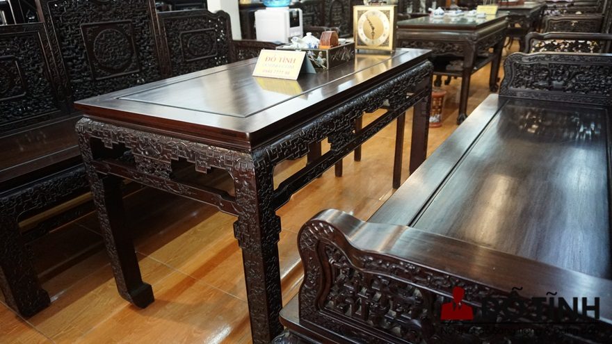 Từ tựa ghế, tay ghế, quây bàn, chân bàn, ghế đều được đục chạm lá dắt tinh xảo (Ảnh: Dotinh.com)