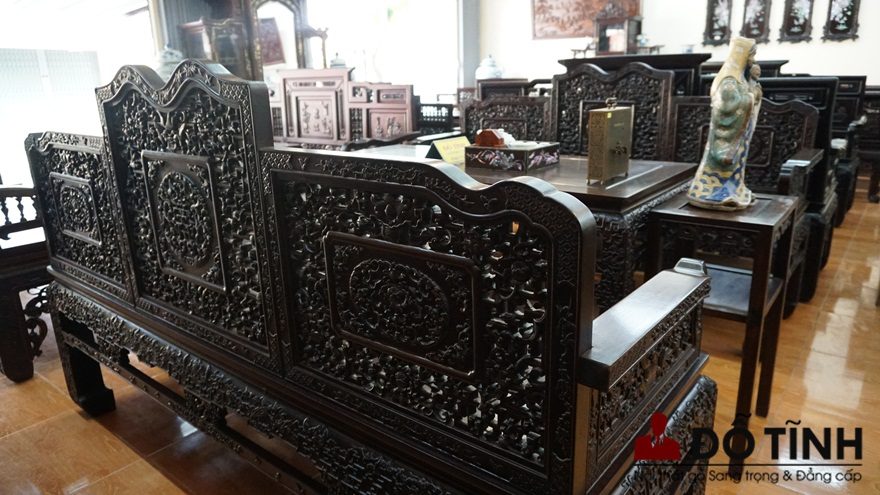 Mặt sau trường kỷ lá dắt đục chạm giống hệt mặt trước với độ sáng loáng, mỡ màng (Ảnh: Internet)