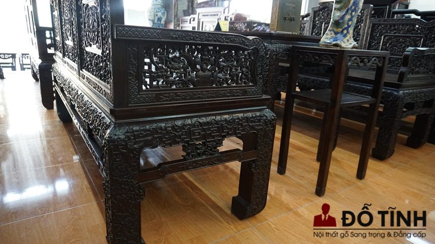 Chân ghế to khỏe, vạm vỡ nổi bật với những ô triện lá dắt dày dặn (Ảnh: Dotinh.com)