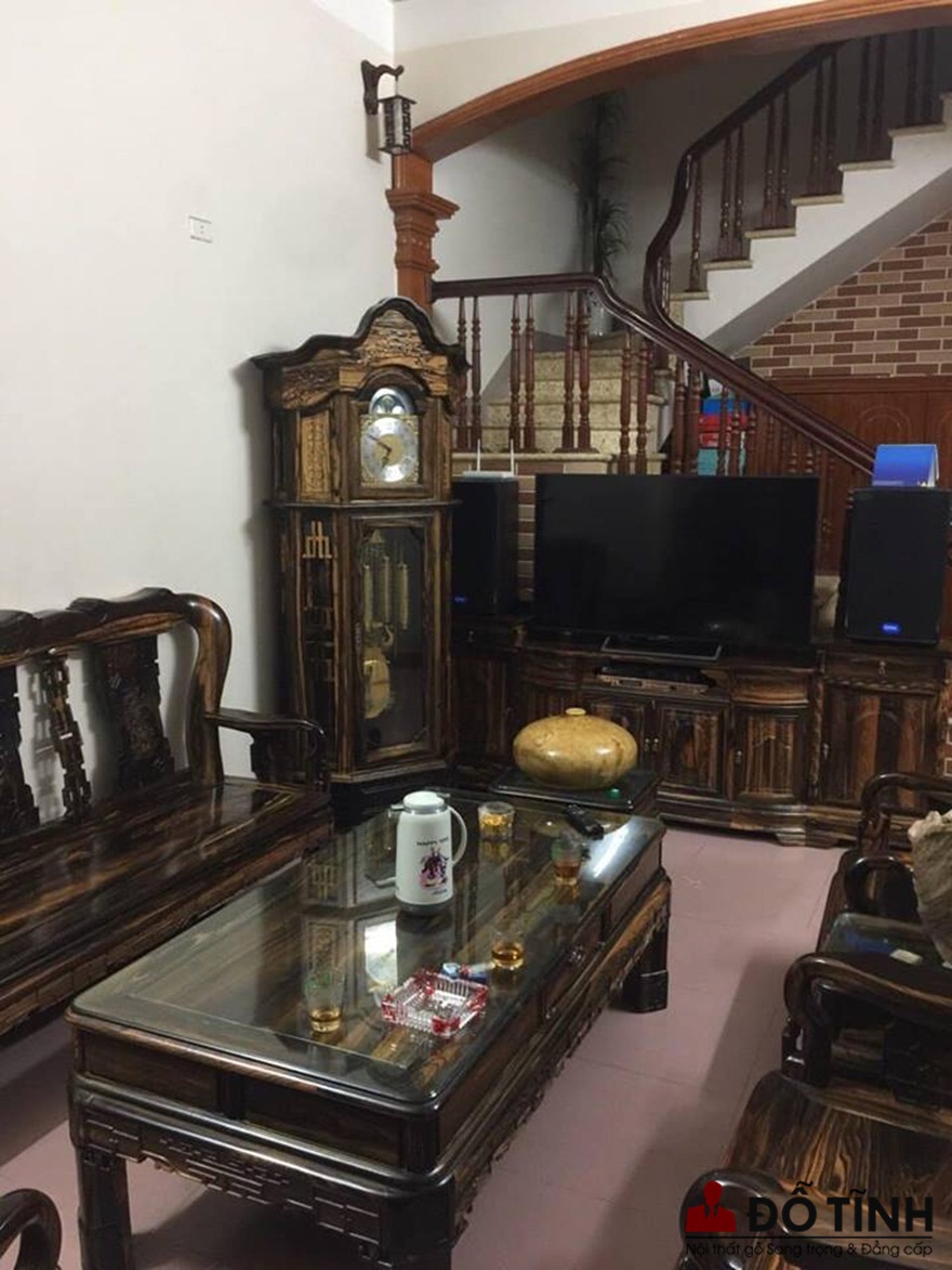 Cách đặt đồng hồ cây trong phòng khách thu hút tài lộc (Ảnh: Dotinh.com)