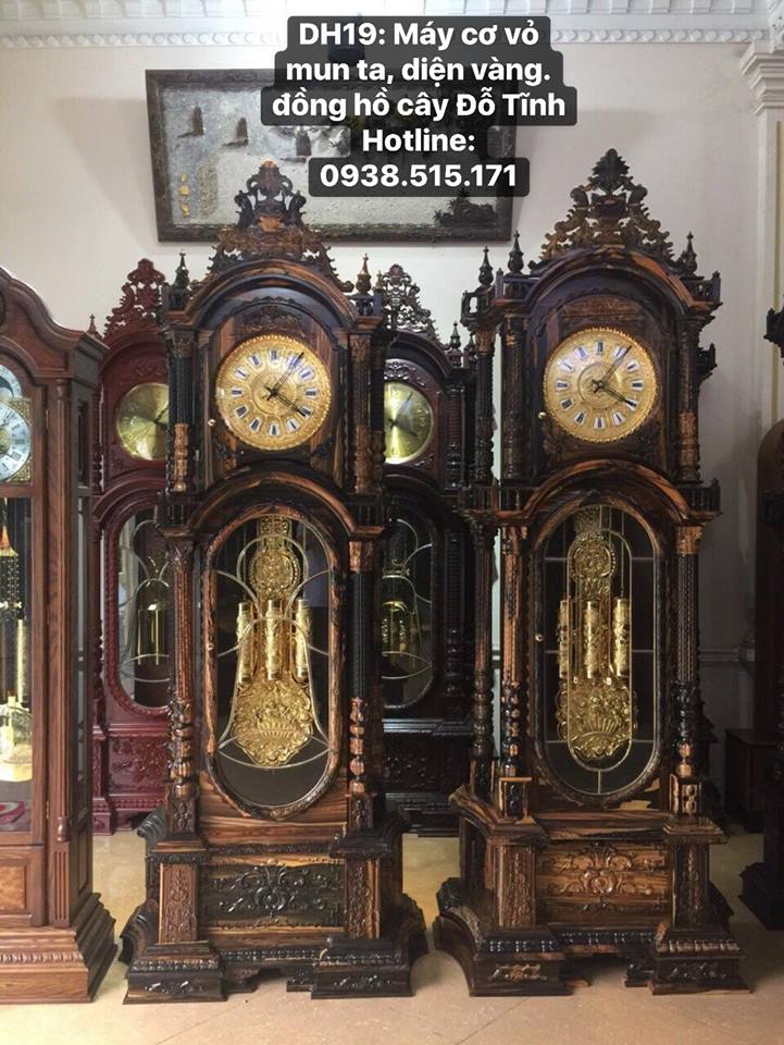 Đồng hồ gũ mun ta, diện vàng nhìn khá lạ mắt (Ảnh: Dotinh.com)