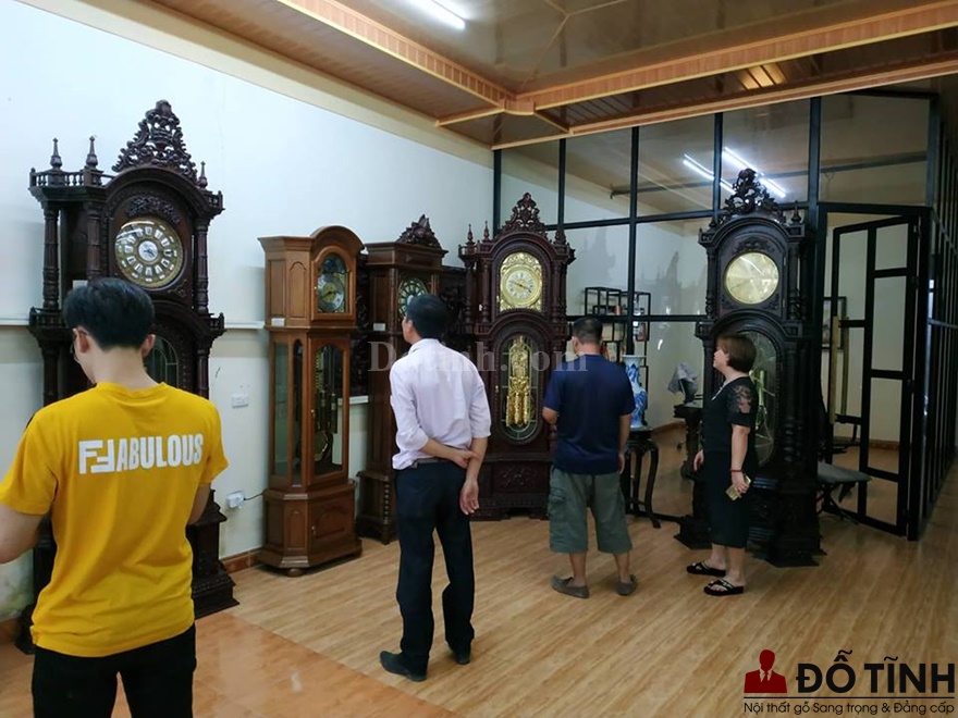 Sự bề thế của mẫu đồng hồ gỗ trang trí phòng khách truyền thống hút mắt khách hàng - Dotinh.com