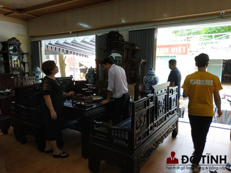 Khách hàng Quảng Ninh đến thăm cửa hàng Đỗ Tĩnh để mua những bộ trường kỷ xưa về trang trí nhà cổ (Ảnh: Dotinh.com)