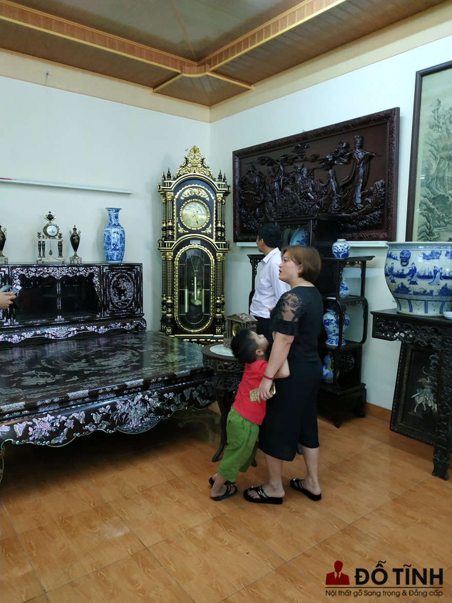 Vẻ đẹp của bộ sập gụ tủ chè khảm ốc sáng loáng (Ảnh: Dotinh.com)