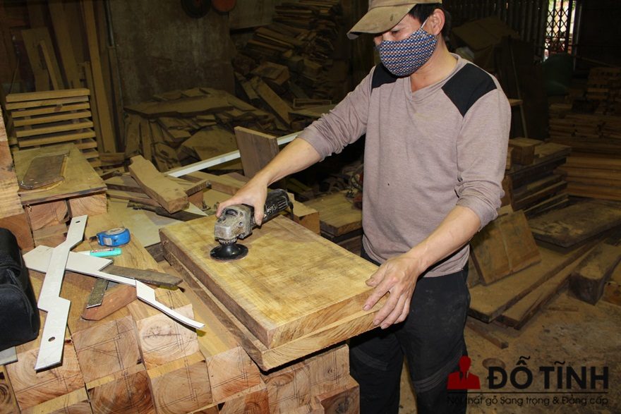 Người thợ đang bào gọt bề mặt gỗ cho thẳng, nhẵn mịn trước khi chế tác bộ trường kỷ đẹp (Ảnh: Dotinh.com)