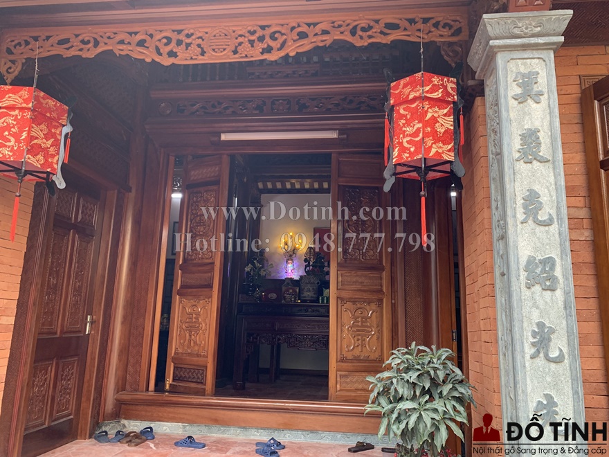 Trước nhà được treo 2 đèn lồng đỏ rực (Ảnh: Dotinh.com)