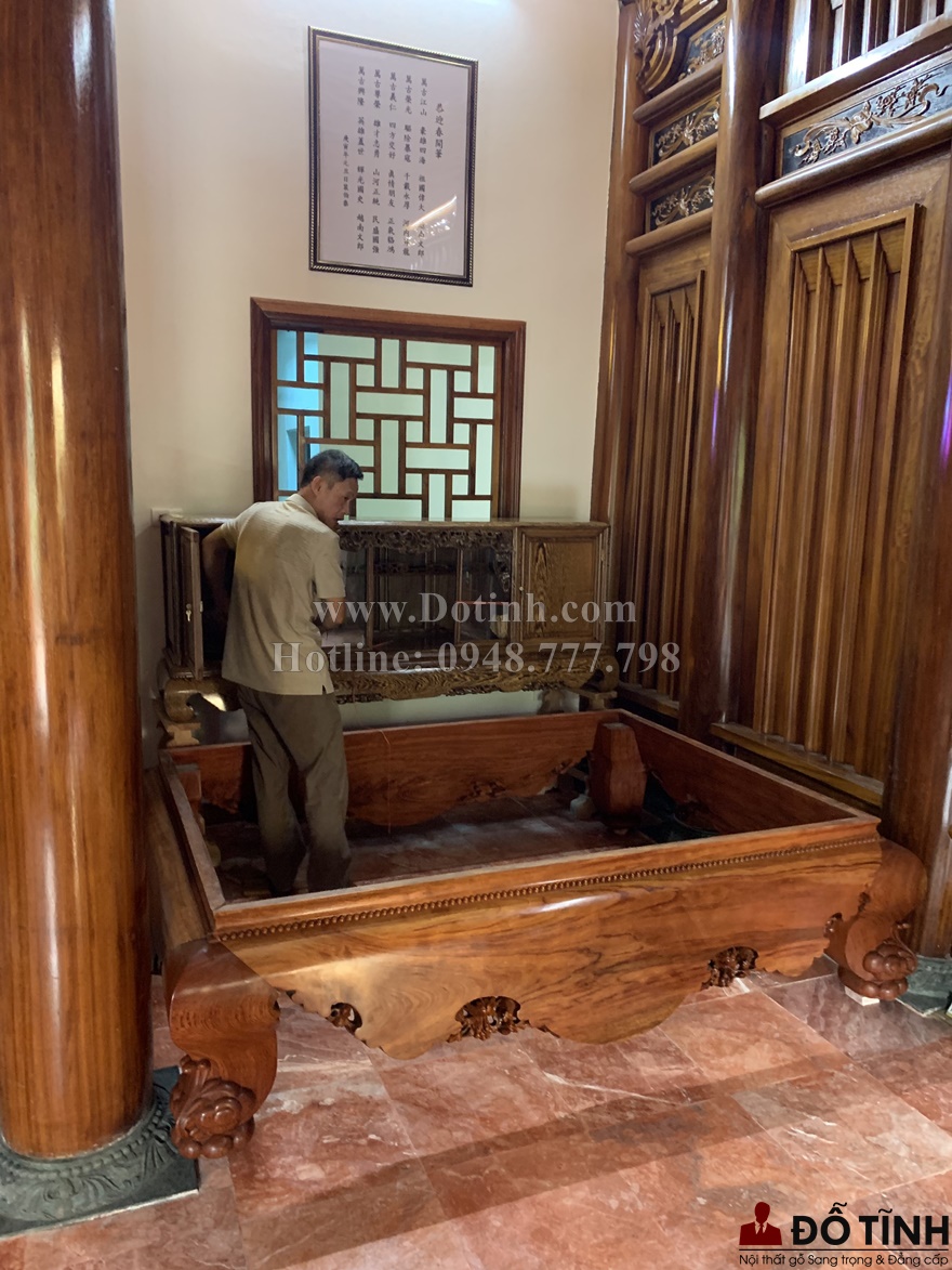 Người thợ đang lắp ráp sập gỗ (Ảnh: Dotinh.com)