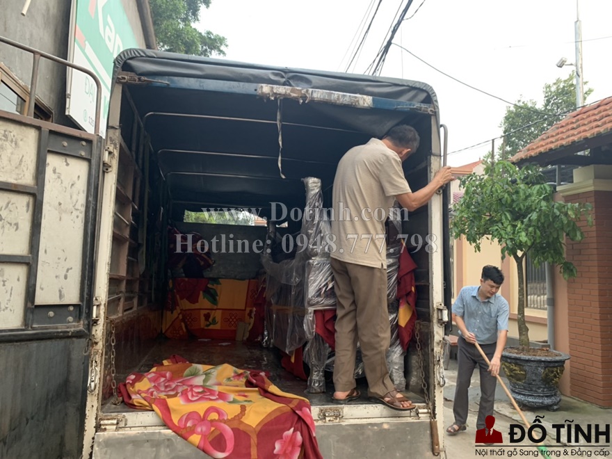 Bộ sập gụ tủ chè đã được vận chuyển đến gia đình anh Tuấn (Ảnh: Dotinh.com)