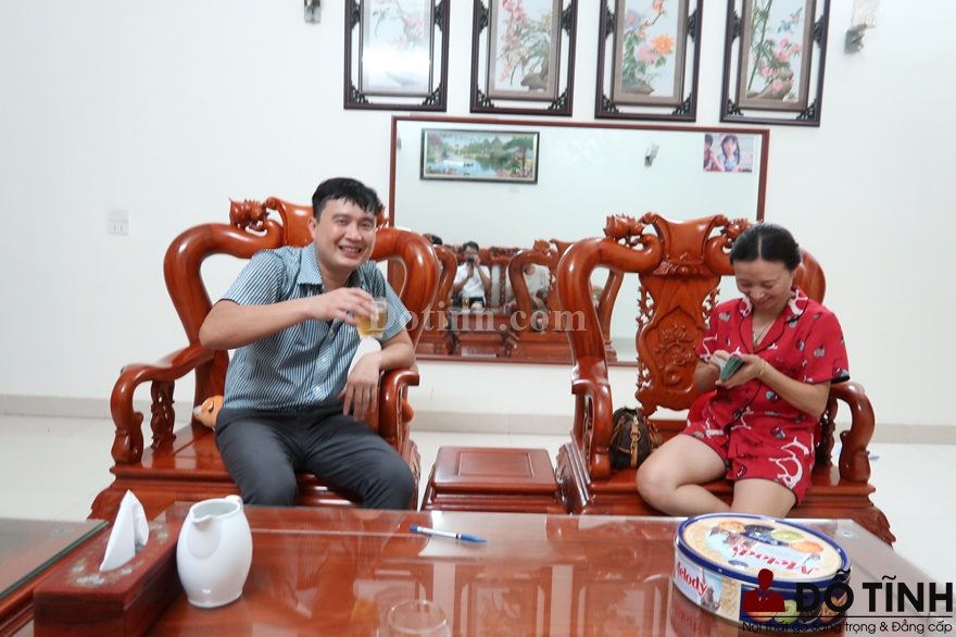 Sự vui mừng của vợ chồng anh Mạnh khi được đón người bạn mới về nhà mình - Trường song tiện ngũ sơn Huế (Ảnh: Dotinh.com)