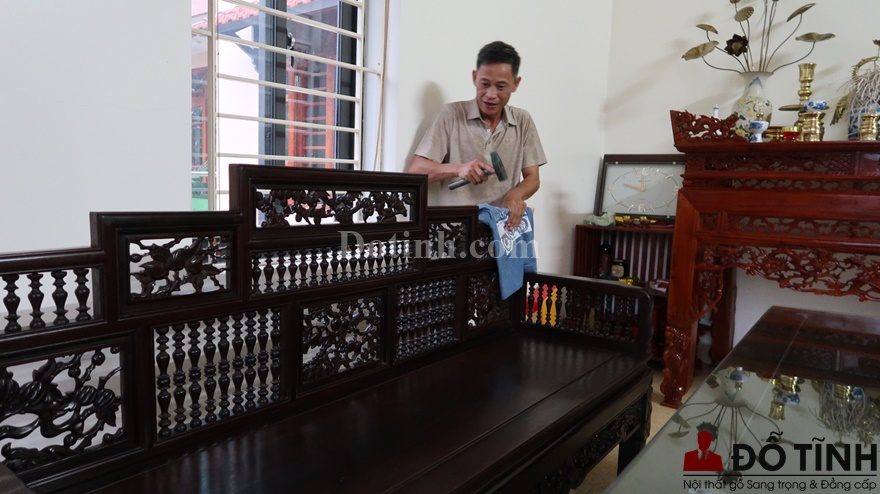 Người thợ lắp ráp vừa lắp vừa xem độ cân đối của trường kỷ song tiện ngũ sơn (Ảnh: Internet)
