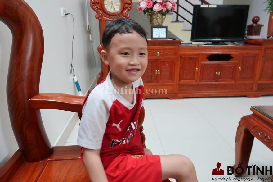 Cả cậu bé con này cũng không giấu nổi sự vui mừng khi nhà mình lại có thêm người bạn mới đến - Trường kỷ song tiện làm đẹp cho ngôi nhà (Ảnh: Dotinh.com)