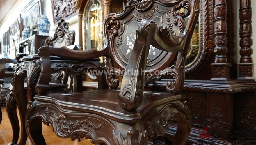 Hoa văn hoa lá tây đều xuất hiện mềm mại xung quanh bộ ghế (Ảnh: Dotinh.com)