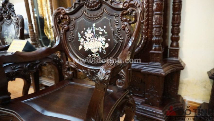 Hoa văn hoa lá tây đều xuất hiện mềm mại xung quanh bộ ghế (Ảnh: Dotinh.com)