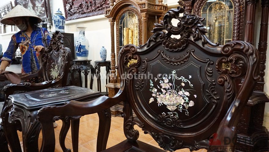 Hoa văn hoa lá tây đều xuất hiện mềm mại xung quanh bộ ghế (Ảnh: Dotinh.com)
