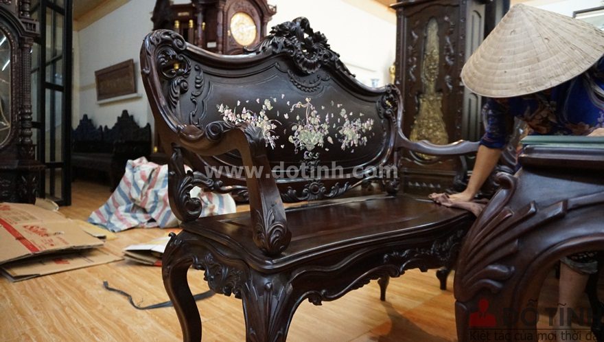 Như quý vị thấy đấy, các cô thợ đang lau bàn ghế trước khi đóng gói hàng đi vào Sài Gòn (Ảnh: Dotinh.com)