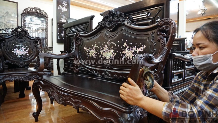 Như quý vị thấy đấy, các cô thợ đang lau bàn ghế trước khi đóng gói hàng đi vào Sài Gòn (Ảnh: Dotinh.com)