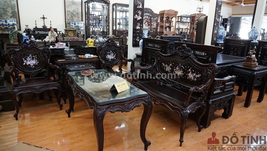 Như quý vị thấy đấy, các cô thợ đang lau bàn ghế trước khi đóng gói hàng đi vào Sài Gòn (Ảnh: Dotinh.com)