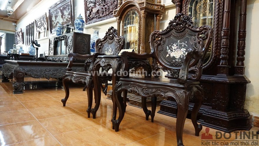 Như quý vị thấy đấy, các cô thợ đang lau bàn ghế trước khi đóng gói hàng đi vào Sài Gòn (Ảnh: Dotinh.com)