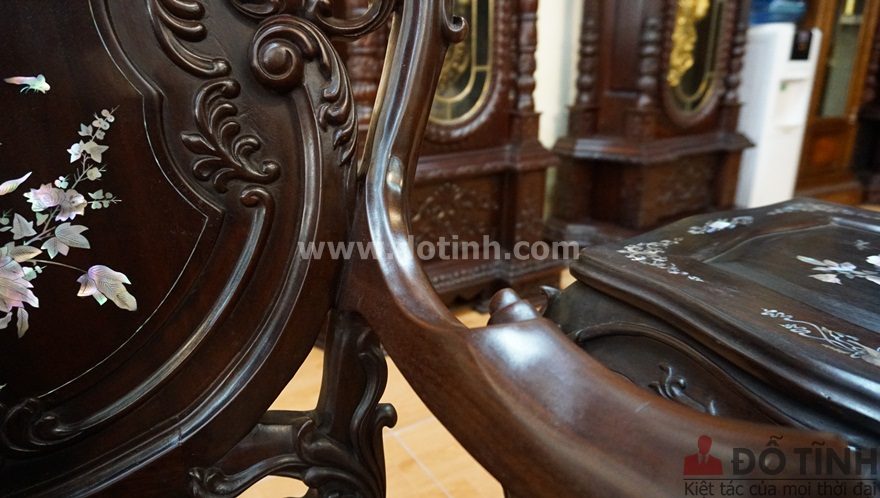 Phần tựa ghế cũng được chạm khắc cầu kỳ (Ảnh: Dotinh.com)