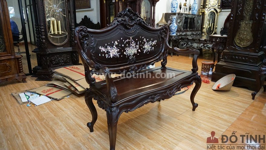 Phần tựa ghế cũng được chạm khắc cầu kỳ (Ảnh: Dotinh.com)