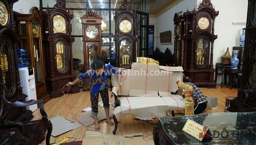 Để bảo vệ cho chuyến hàng đi xa, thì mình phải đóng gói giấy cẩn thận để tránh bị trầy xước (Ảnh: Dotinh.com)
