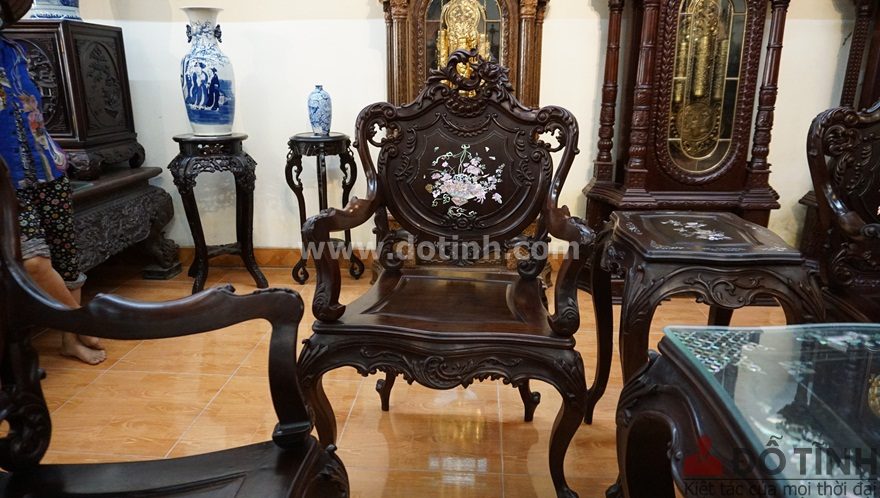 Chiếc ghế louis được chạm đục rất sắc nét (Ảnh: Dotinh.com)