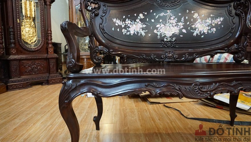 Ghế louis được khảm ốc đỏ Singapo nhìn rất nổi bật (Ảnh: Dotinh.com)
